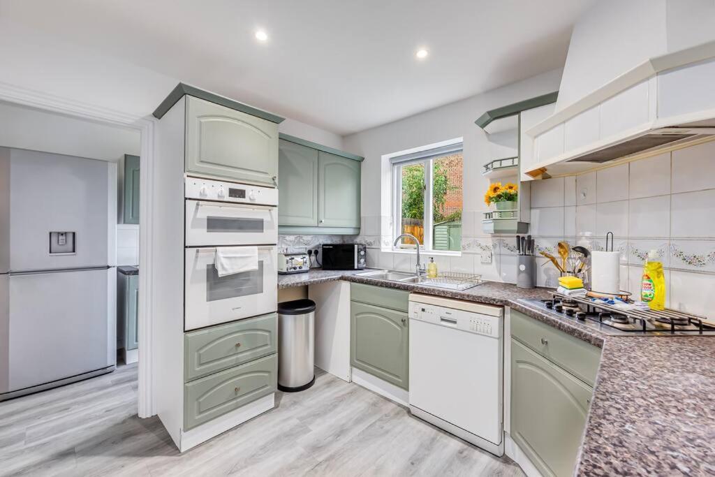 Stylish Detached House - Close To City Centre - Sleeps Up To 7 - Driveway Parking, Self Check-In, Study Room, Fast Wifi And Sky Tv By Yoko Property Milton Keynes Kültér fotó