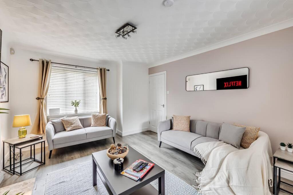 Stylish Detached House - Close To City Centre - Sleeps Up To 7 - Driveway Parking, Self Check-In, Study Room, Fast Wifi And Sky Tv By Yoko Property Milton Keynes Kültér fotó